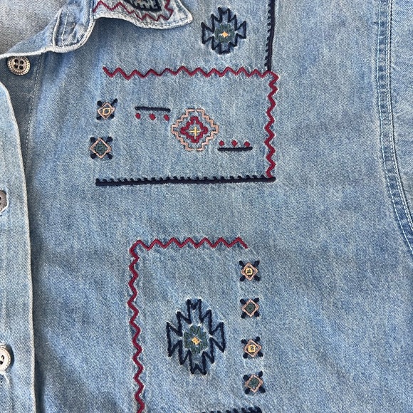 Vintage Capacity Light Wash Embroidered Full Sleeve Chambray Shirt Women’s M - Picture 2 of 8